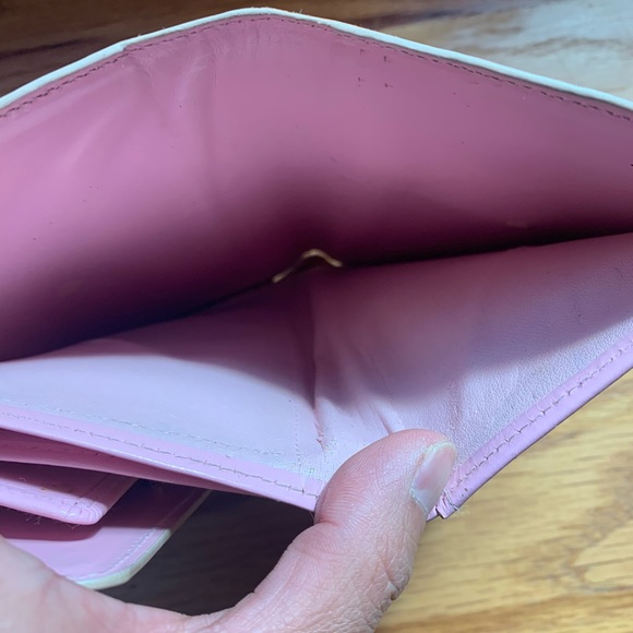 Well loved wallet - Picture 6 of 7